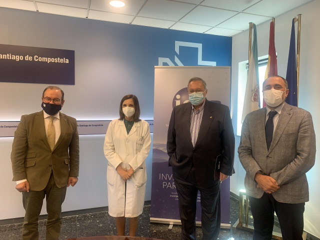 La pediatra Luz Couce, nueva directora científica del Instituto de Investigación Sanitaria de Santiago, junto con el rector de la USC, Antonio López, y el conselleiro de Sanidade, Julio García Comesaña