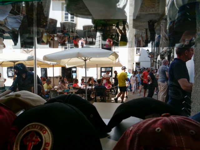 Archivo - Varias personas en la terraza de un restaurante en Santiago de Compostela.