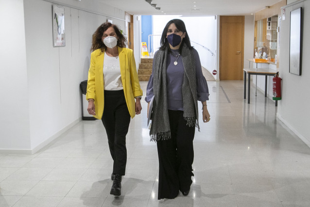 Archivo - La conselleira de Emprego, María Jesús Lorenzana, firma un convenio de colaboración con el Colexio Oficial de Psicoloxía de Galicia