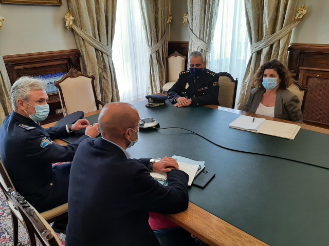 La subdelegada del Gobierno en A Coruña, María Rivas, se reúne con el concejal de Seguridad Ciudadana de Santiago, Gonzalo Muíños.