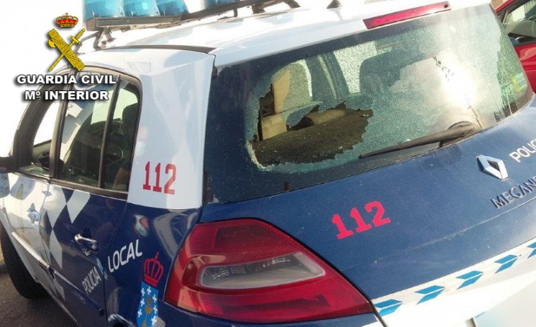 Cuatro jóvenes acusados de reventar un coche patrulla y agredir a la Policía Local de A Guarda durante un botellón​