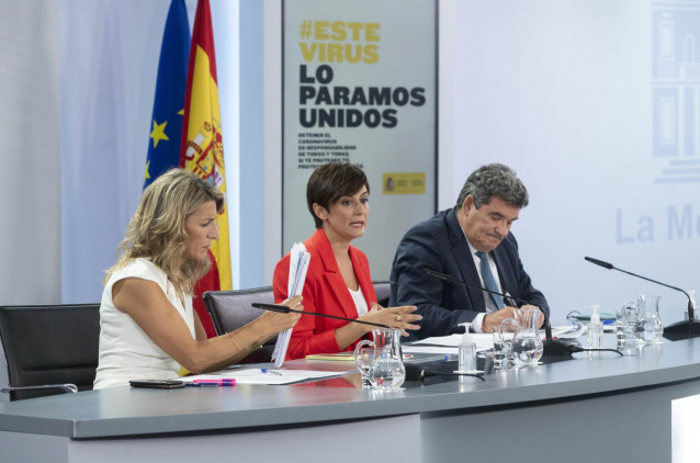 (I-D) La vicepresidenta segunda y ministra de Trabajo y Economía Social, Yolanda Díaz; la ministra Portavoz, Isabel Rodríguez; y el ministro de Inclusión, Seguridad Social y Migraciones, José Luis Escrivá, en rueda de prensa posterior al Consejo de Minist
