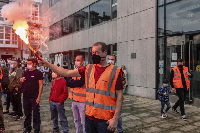 Un hombre sostiene una bengala en una concentración de apoyo a los trabajadores de la fábrica de Vestas de Viveiro (Lugo) por el cierre inminente de la planta, en la plaza del Ayuntamiento de Viveiro, a 25 de septiembre de 2021, en Viveiro.