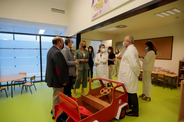 El conselleiro de Sanidade, Julio García Comesaña, en la apertura del curso escolar en el Aula Hospitalaria del Álvaro Cunqueiro de Vigo.