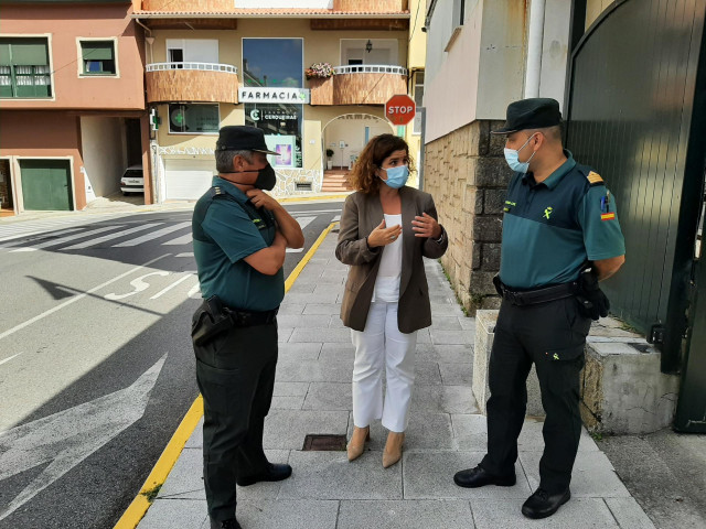 La subdelegada del Gobierno en la Coruña, María Rivas, y el jefe de la Comandancia de la Guardia Civil de A Coruña, Francisco Javier Jambrina junto al sargento y comandante del puesto de Rianxo Primitivo Aliste