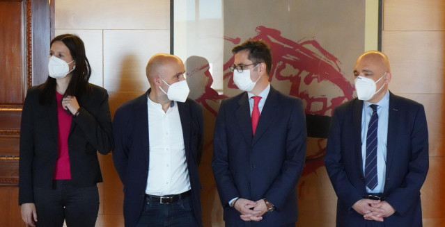 El diputado del BNG, Néstor Rego, junto al ministro de la Presidencia, Félix Bolaños