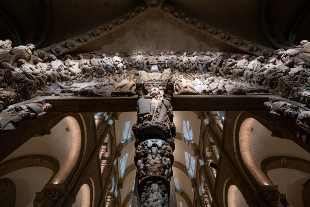 Archivo - El Pórtico de la Gloria durante una visita guiada nocturna en la Catedral de Santiago