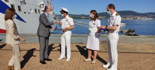 El presidente del Puerto de Vigo saluda a la tripulación