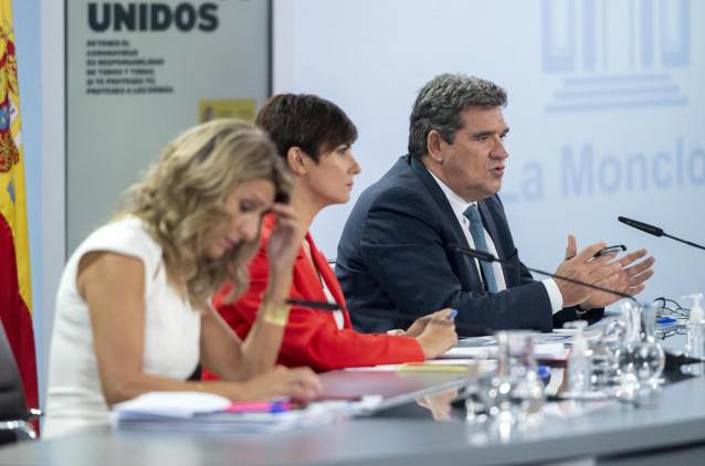 (I-D) La vicepresidenta segunda y ministra de Trabajo, Yolanda Díaz; la ministra Portavoz, Isabel Rodríguez; y el ministro de Inclusión, Seguridad Social y Migraciones, José Luis Escrivá, en rueda de prensa posterior al Consejo de Ministros de ayer