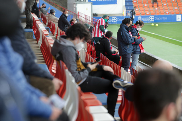 Archivo - Aficionados en las gradas del estadio Ángel Carro antes del inicio de un partido de Segunda División entre el Club Deportivo Lugo y el Mirandés, a 15 de mayo de 2021, en Lugo, Galicia (España). Este es uno de los primeros partidos de fútbol cele