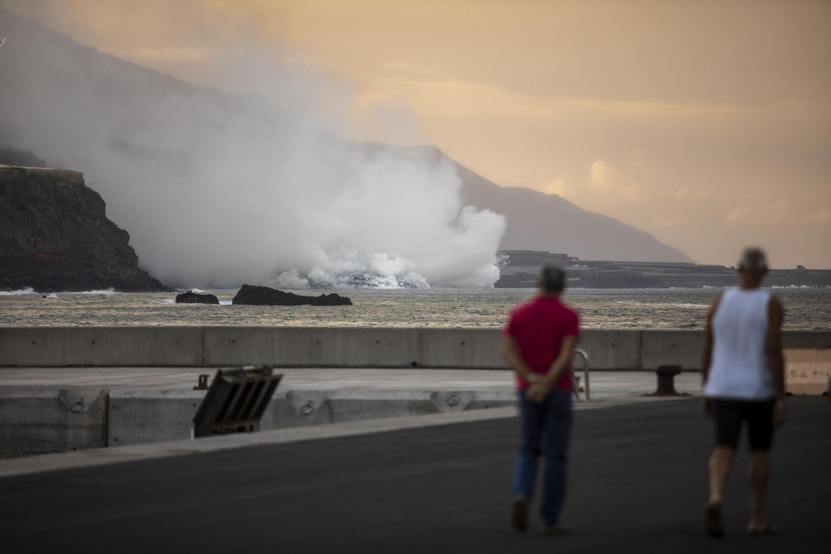 EuropaPress 3969682 dos personas observan columna humo lava volcan cumbre vieja llegada oceano