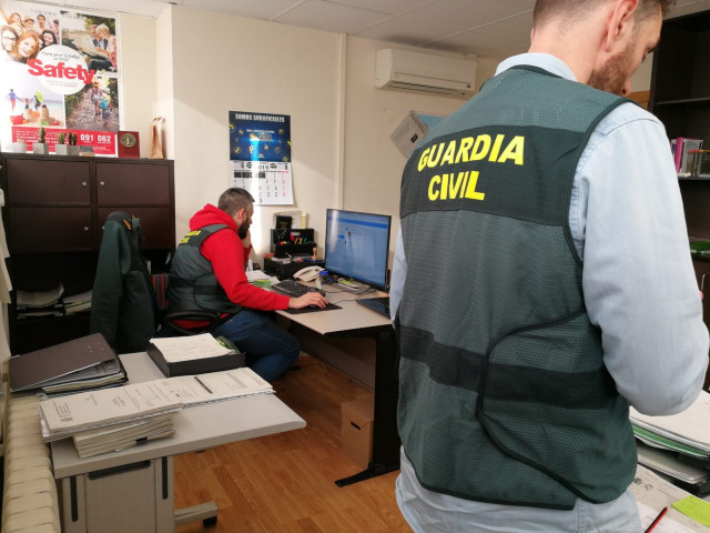Archivo - Imagen de archivo la Guardia Civil en una operación contra estafadores a través de Internet