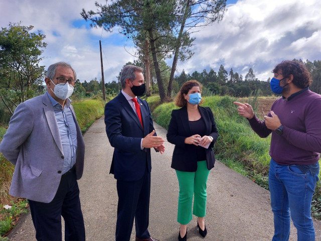 El delegado del Gobierno en Galicia, José Miñones, visita Carballo, junto a la subdelegada, María Rivas, y el alcalde, Evencio Ferrero