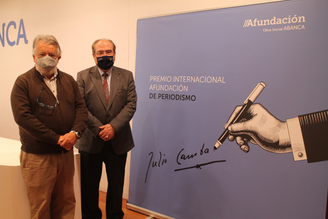 El presidente de Afundación, Miguel Ángel Escotet, y el presidente del jurado del Premio Internacional Afundación de Periodismo Julio Camba, Alfredo Conde, durante la lectura del fallo de selección de los finalistas de los galardones en 2021