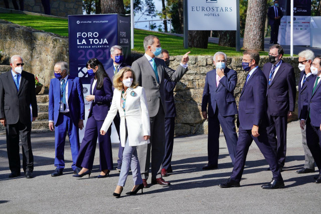La vicepresidenta primera del Gobiernoo,  Nadia Calviño; el Rey Felipe VI y el presidente de la Xunta de Galicia, Alberto Núñez Feijoo, a su llegada a la inauguración del III Foro La Toja-Vínculo Atlántico en O Grove