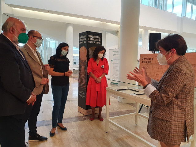 El secretario xeral de Cultura, Anxo M. Lorenzo, inaugura la exposición 'Sobre dous raís'