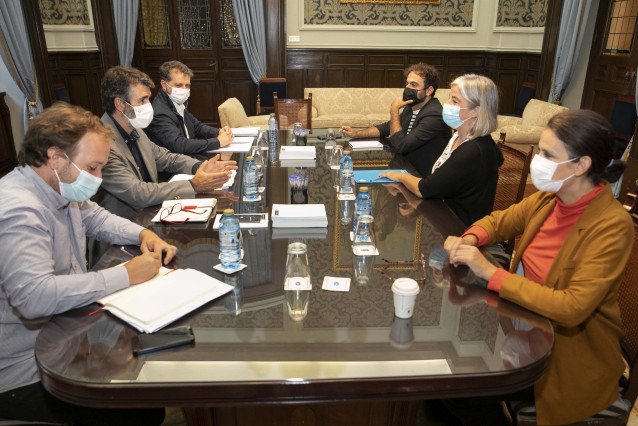 Reunión del concejal de Urbanismo, Juan Díaz Villoslada, con representantes de la Marea Atlántica