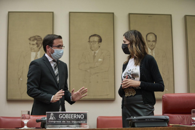 El ministro de Consumo, Alberto Garzón, conversa con la presidenta de la Comisión de Sanidad y Consumo, Rosa Romero, a su llegada a la Comisión de Sanidad y Consumo en el Congreso de los Diputados, a 29 de septiembre de 2021, en Madrid, (España). La comis
