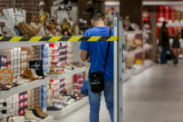 Archivo - Interior de una zapatería del Centro comercial Intu Xanadú en el primer día de la Fase 2 de desescalada, cuando se reanuda su actividad y se reabren los centros comerciales mayores de 400 metros. En Arroyomolinos, Madrid (España), a 8 de junio d