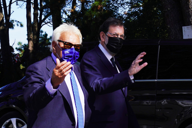 Los expresidentes del Gobierno Felipe González y Mariano Rajoy tras abandonar el centro de convenciones