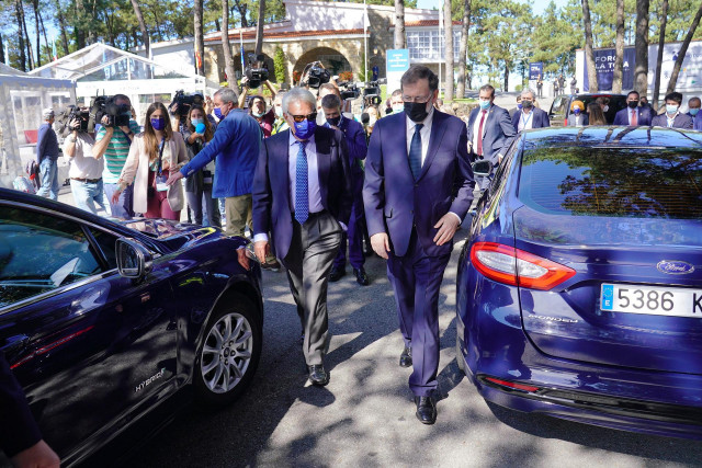 Los expresidentes del Gobierno Felipe González y Mariano Rajoy tras abandonar el centro de convenciones de la isla de A Toxa