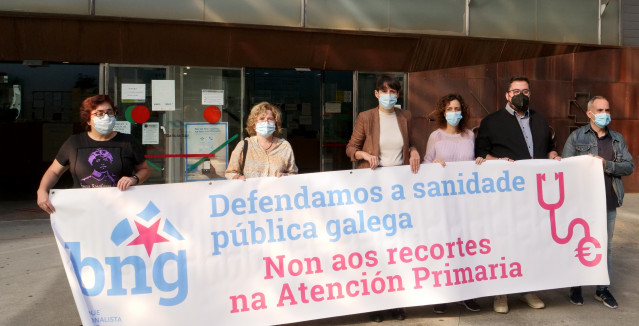 La portavoz nacional del BNG, Ana Pontón, junto con otros representantes nacionalistas ante el centro de salud Rosalía de Castro de Vigo
