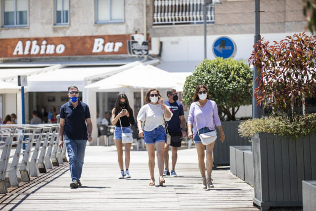 Archivo - Varias personas en el paseo marítimo de la playa de Sanxenxo, a 4 de junio de 2021, en Sanxenxo, Pontevedra, Galicia, (España). El aumento de las temperaturas y la progresiva mejora de la situación epidemiológica ha colaborado en que los gallego
