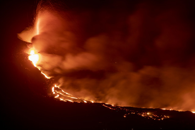 Península en la costa de la isla de La Palma, creada como resultado de la llegada de la colada de lava del volcán de Cumbre Vieja al mar, a 29 de septiembre de 2021, en La Palma, Islas Canarias (España). La lava que ha alcanzado el mar en la isla de La Pa