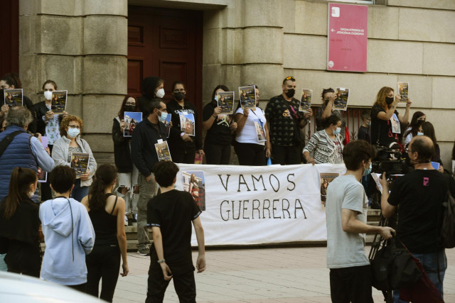 Varias personas durante una concentración en apoyo a la niña de 14 años agredida el pasado 9 de septiembre, frente a la Subdelegación del Gobierno de Ourense, a 30 de septiembre de 2021, en Ourense