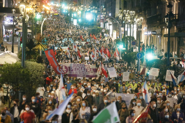 Miles de personas se manifiestan en Vigo en defensa de la sanidad pública y de la Atención Primaria, en una protesta convocada por la Junta de Personal del Chuvi, el 30 de septiembre de 2021.