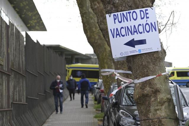Archivo - Punto de vacunación en A Coruña.
