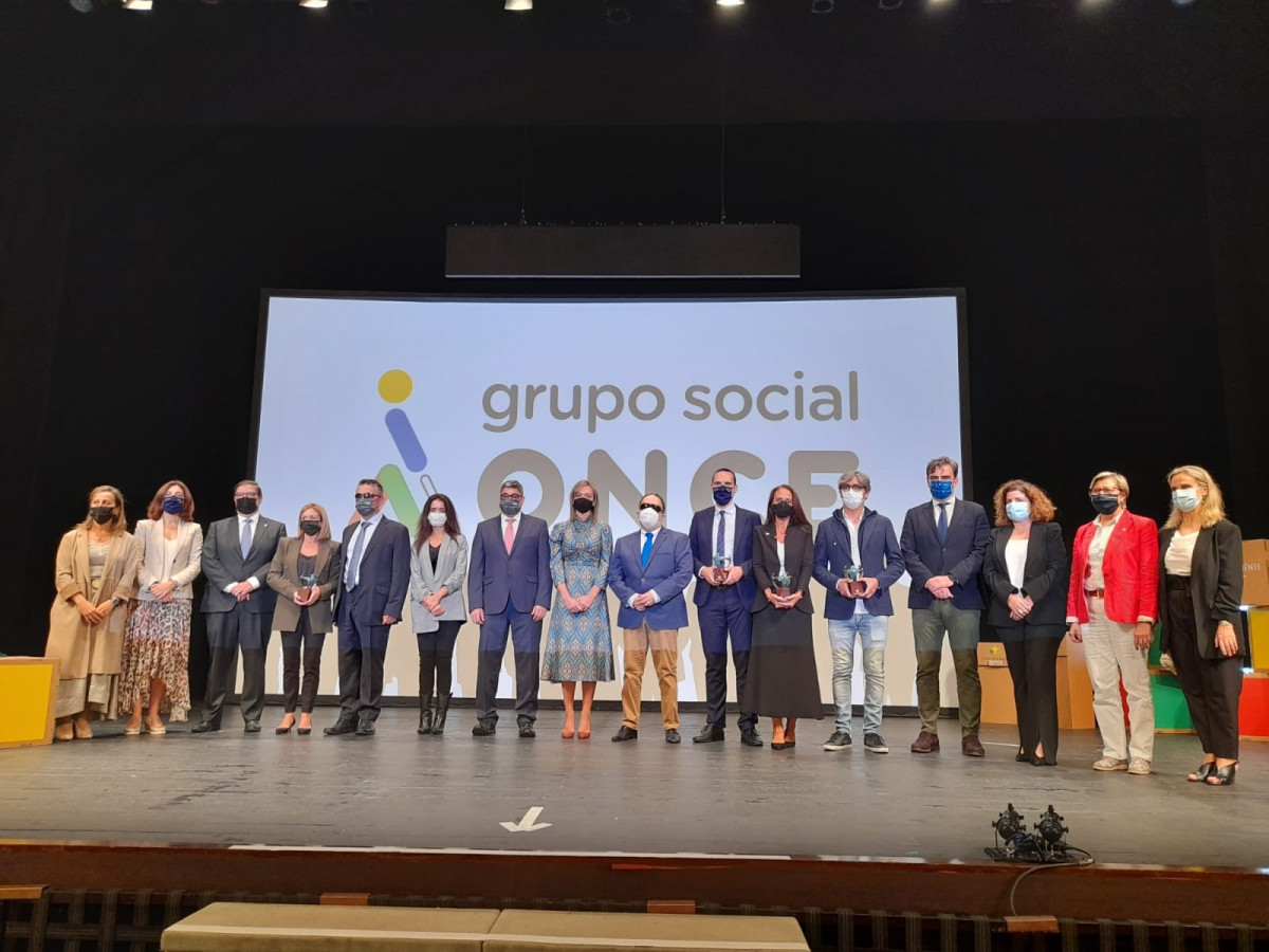 Premiados, autoridades y representantes ONCE posan al final de la Gala Solidarios 2021 (1)