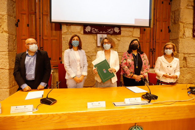 Acto simbólico de la firma de la orden por la que la Xunta aprueba el primer Plan General de Ordenación Municipal (PGOM) de Ponteareas, con presencia de la conselleira Ángeles Vázquez y de la alcaldesa, Cristina Fernández.