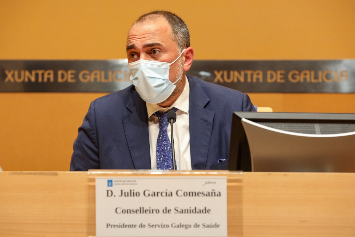Archivo - El conselleiro de Sanidade, Julio García Comesaña, en la rueda de prensa posterior al comité clínico