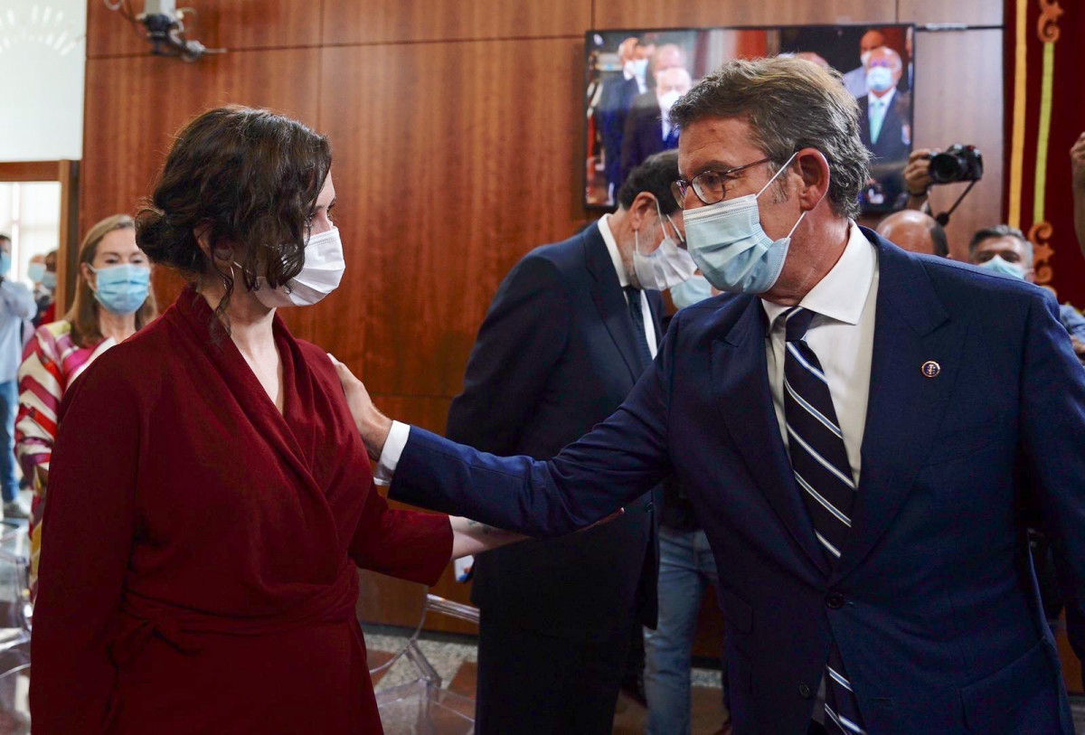 Archivo - El presidente de la Xunta, Alberto Núñez Feijóo, y su homóloga en Madrid, Isabel Díaz Ayuso, durante el acto de investidura de Feijóo en 2020