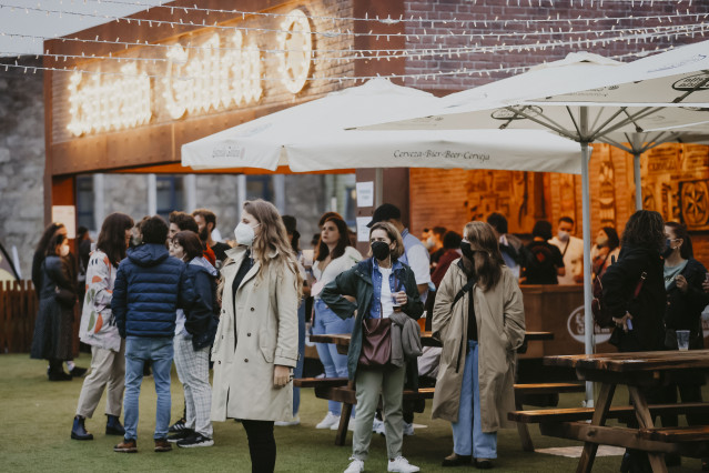 Varias personas asisten a la novena edición del Festival Portamérica Origen 2021 en Portas