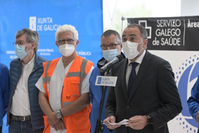 El conselleiro de Sanidade, Julio García Comesaña, en el cierre del centro de vacunación masiva de A Coruña