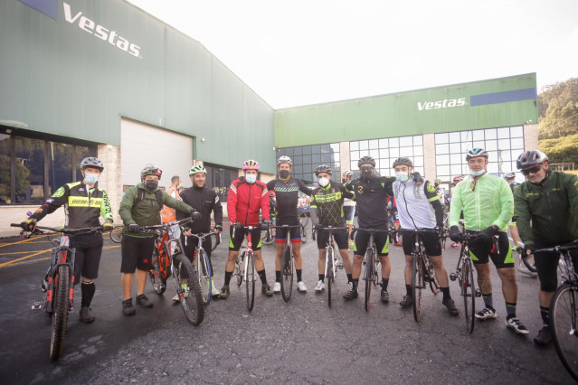El trabajador de Vestas y exciclista profesional Alejandro Paleo (5i), antes de partir en bici en dirección a Dinamarca, a 3 de octubre de 2021, en Viveiro, Lugo (Galicia). Este trabajador de Vestas parte este domingo en bicicleta para recorrer la distanc