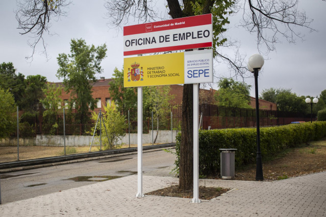Archivo - Un cartel que anuncia una oficina del SEPE y oficina de empleo de la CAM, a 2 de septiembre de 2021, en Madrid (España).