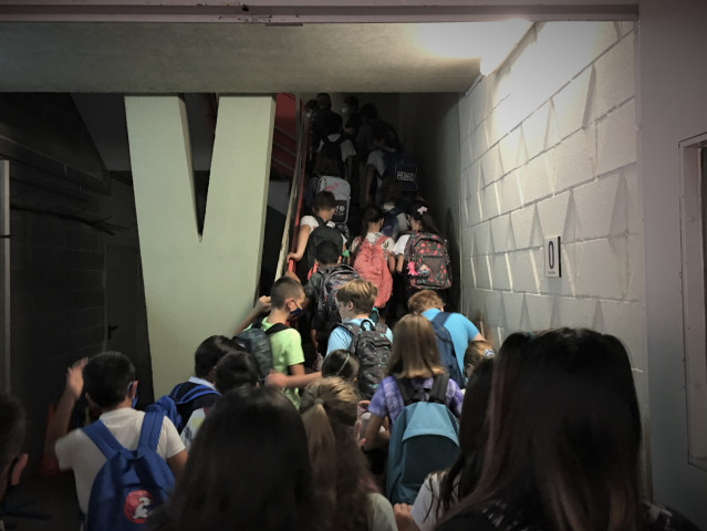 Alumnos accediendo al Institut Escola Londres de Barcelona en el primer día del curso 2021-2022