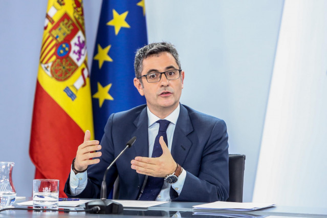 El ministro de la Presidencia, Relaciones con las Cortes y Memoria Democrática, Félix Bolaños, en una rueda de prensa posterior a una reunión del Consejo de Ministros en el Palacio de la Moncloa, a 5 de octubre de 2021, en Madrid, (España). Durante su int