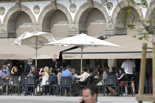 Varias personas en la terraza de un bar en A Coruña, Galicia (España).