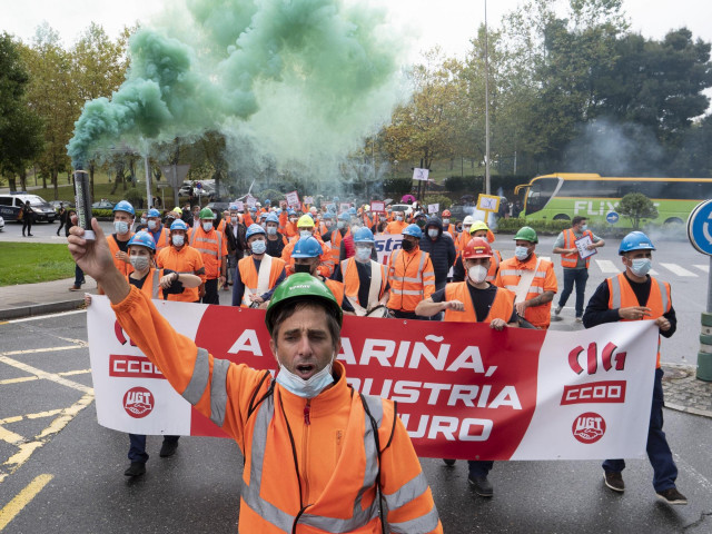 En Santiago, manifestación ante la Xunta de trabajadores de Vestas en defensa de la continuidad de la factoría