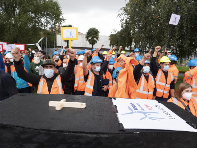 Un grupo de empleados de Vestas participa con un ataúd en una marcha contra el cierre de la fábrica de Viveiro (Lugo) que afectaría a 115 personas, a 5 de octubre de 2021, en Santiago de Compostela, Galicia, (España). Bajo el lema ‘Vestas solución: polo f