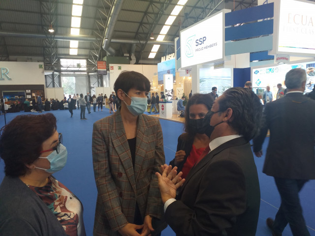 La portavoz nacional del BNG, Ana Pontón, junto a la diputada Carmela González y a la representante de la formación en Europa, Ana Miranda,  con el vicepresidente de Conxemar, en una visita a la Feria el 6 de octubre de 2021.