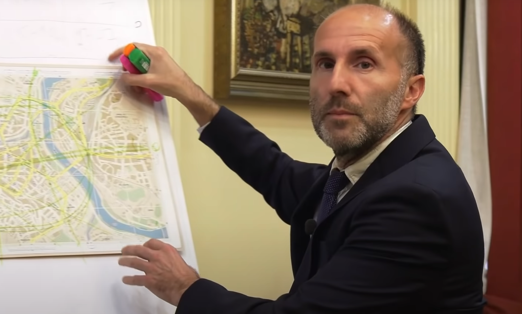 Gonzalo Pu00e9rez Ju00e1come explicando las nuevas lu00edneas de autobuses de Ourense