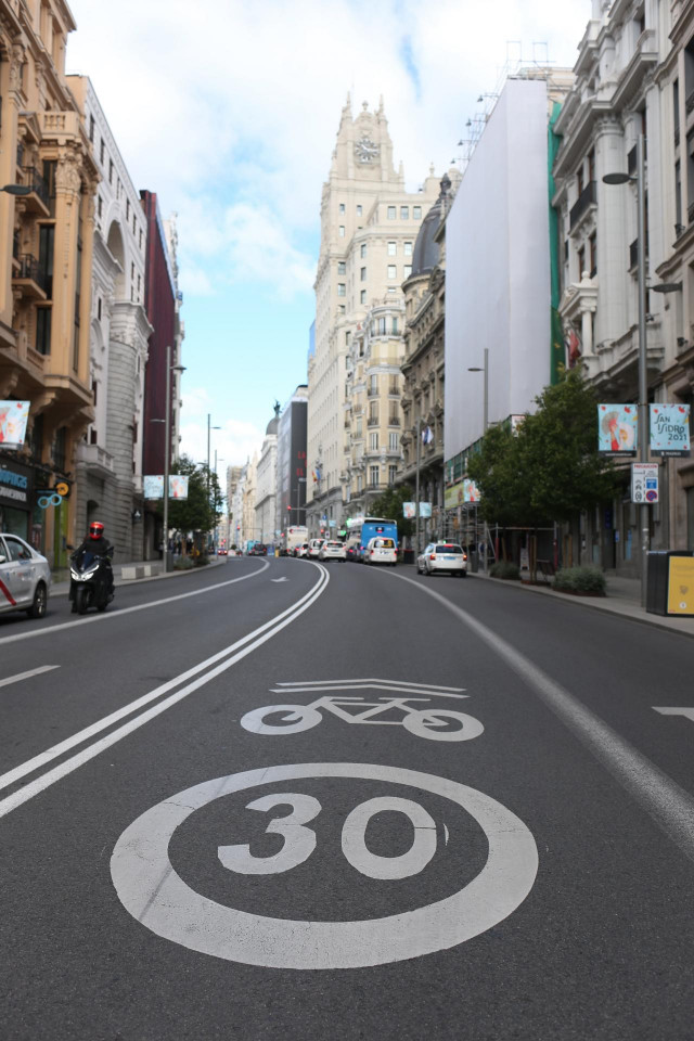 Archivo - Señal en el suelo que indica la limitación de circular a 30 km/h en la Gran Vía madrileña el mismo día en que entra en vigor la obligación de ir a dicha velocidad por las vías urbanas de España, a 11 de mayo de 2021, en Madrid, (España). Esta nu