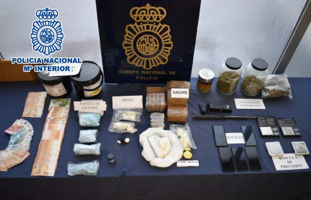 Efectos intervenidos por la Policía Nacional en un operativo con ocho detenidos por tráfico de drogas en A Coruña.