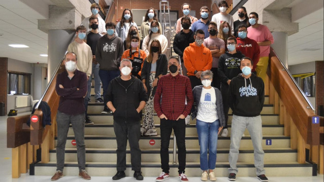 Pena, Fernández, Cráneo, Legerén y Costa, con los alumnos participantes en la actividad