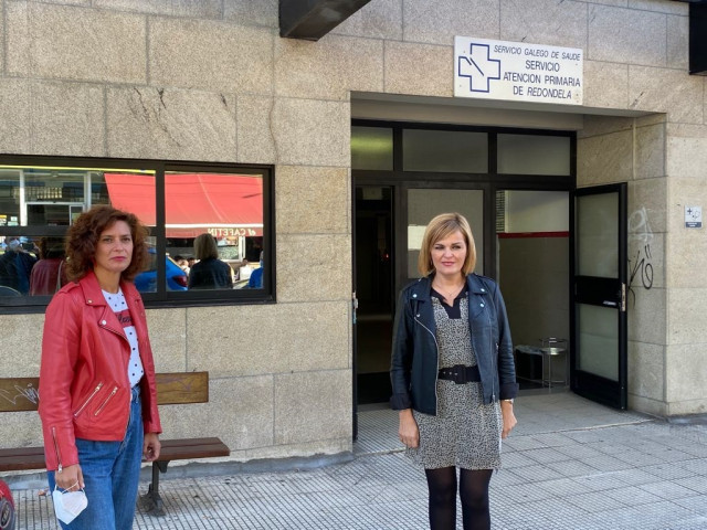 La diputada del PSdeG, Leticia Gallego, junto a la alcaldesa de Redondela, Digna Rivas, ante el centro de salud de la localidad.